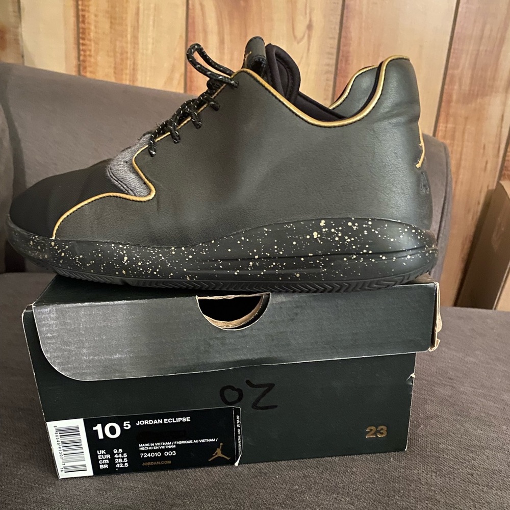 Jordan eclipse Black and Gold Size 10.5